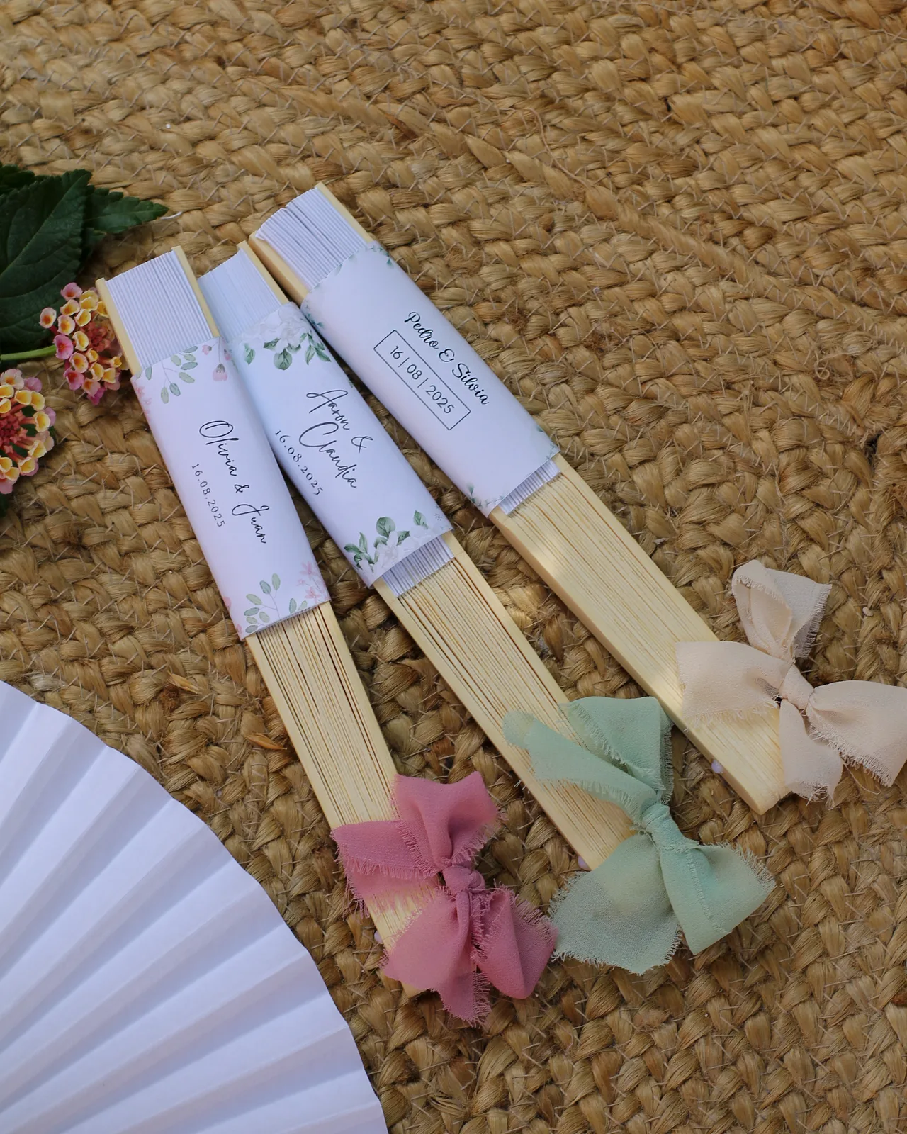 Abanico personalizado como detalle para invitados de boda